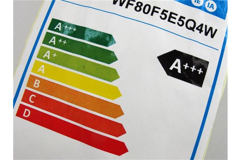 Ein Hinweisschild mit den bisherigen Energieeffizienzklassen steht in München in einem Grossmarkt für Elektroartikel. Vom 1. März an gibt es für bestimmte Elektrogeräte neue Energielabels. Foto: Peter Kneffel/dpa
