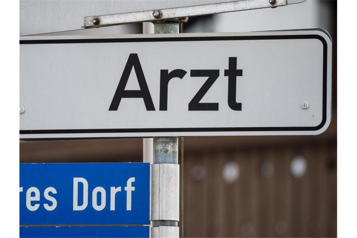 Ein Hinweisschild mit der Aufschrift „Arzt“. Foto: Armin Weigel/Archivbild