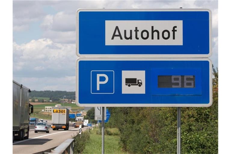 Ein Hinweisschild mit der Aufschrift „Autohof“ steht auf der Autobahn 6 bei Bad Rappenau (Baden-Württemberg). Foto: picture alliance / dpa