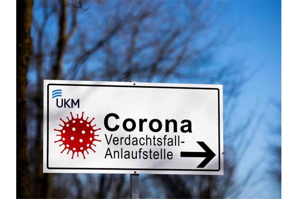 RKI registriert rund 4000 neue Infektionen an einem Tag Ein Hinweisschild mit der Aufschrift „Corona Verdachtsfall-Anlaufstelle“ steht vor der Uniklinik Münster. Foto: Rolf Vennenbernd/dpa