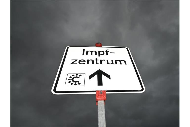 Ein Hinweisschild mit der Aufschrift „Impfzentrum“ ist nahe eines Impfzentrums platziert. Foto: Arne Dedert/dpa/Symbolbild