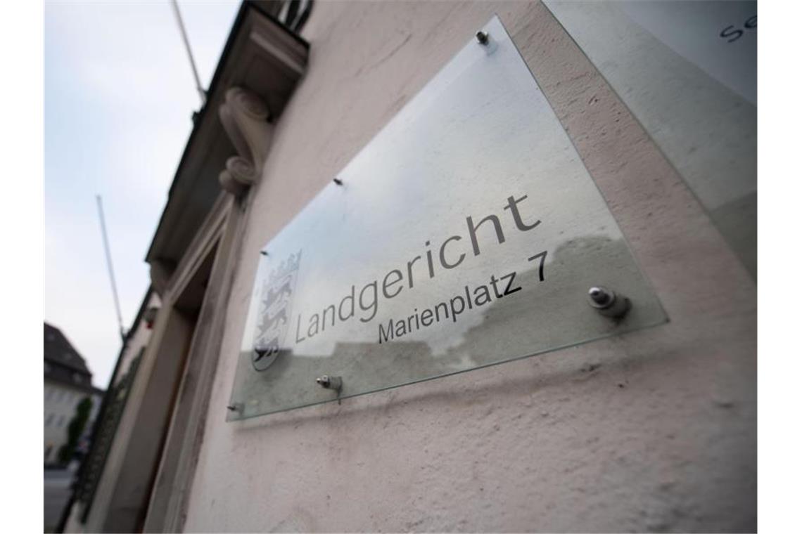 Ein Hinweisschild mit der Aufschrift „Landgericht - Marienplatz 7“ hängt an der Fassade des Landgerichts Ravensburg. Foto: Marijan Murat/dpa