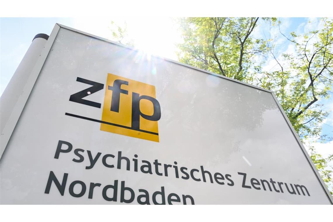 Ein Hinweisschild mit der Aufschrift «zfp - Psychiatrisches Zentrum Nordbaden» steht am Eingang zum Gelände des Krankenhauses.
