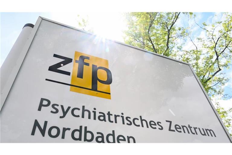 Ein Hinweisschild mit der Aufschrift «zfp - Psychiatrisches Zentrum Nordbaden» steht am Eingang zum Gelände des Krankenhauses.