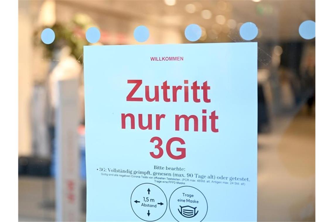 Umfassende Lockerungen am 20. März? Ein Hinweisschild mit der Aufschrift „Zutritt nur mit 3G“ an der Tür eines Geschäfts in Stuttgart. Foto: Bernd Weißbrod/dpa