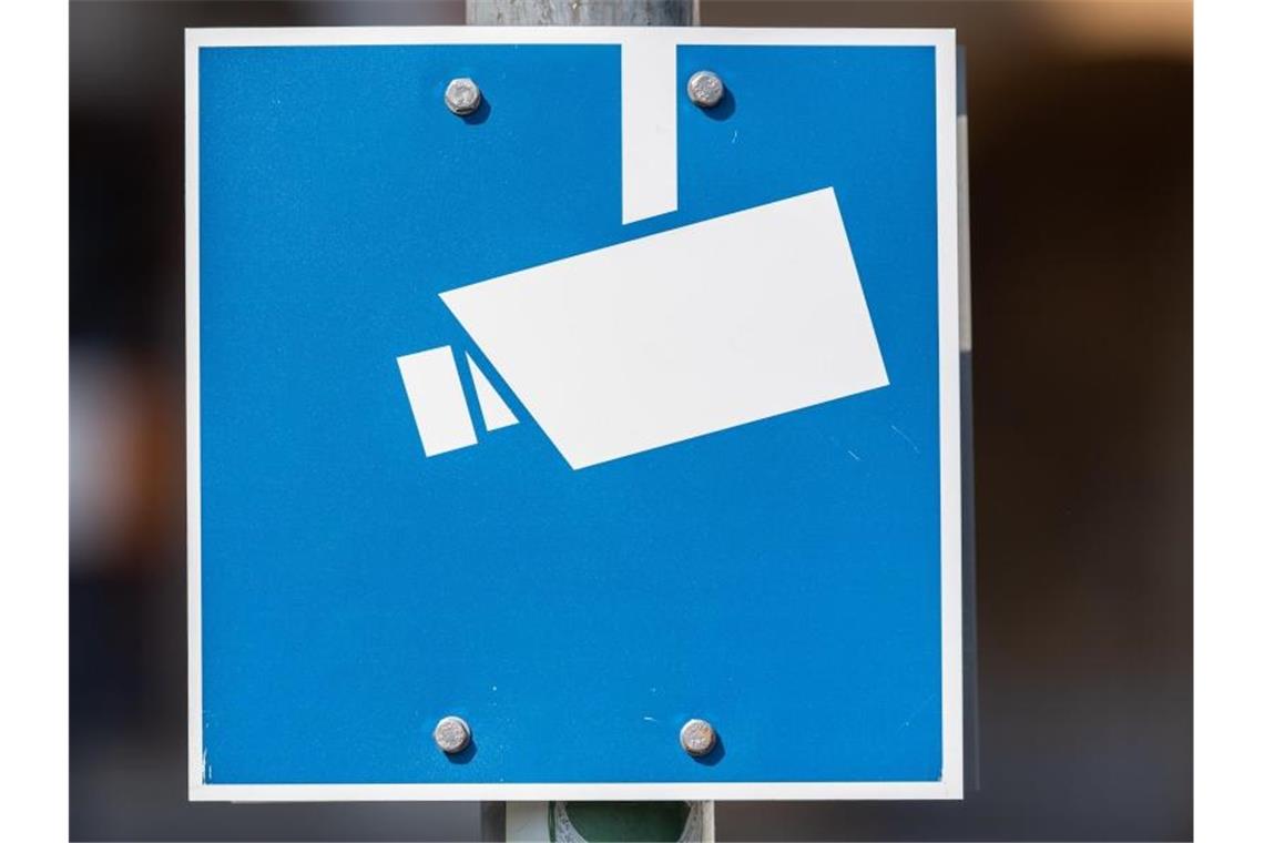 150.000 Überwachungskameras in den USA angezapft Ein Hinweisschild mit einer Kamera. Foto: Robert Michael/dpa-Zentralbild/dpa