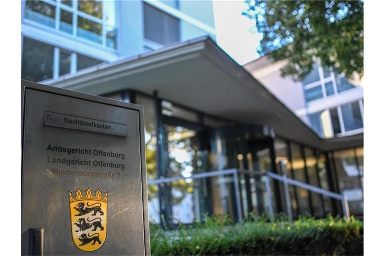 Ein Hinweisschild steht vor dem Landgericht und Amtsgericht in Offenburg. Foto: Patrick Seeger/dpa/Archivbild