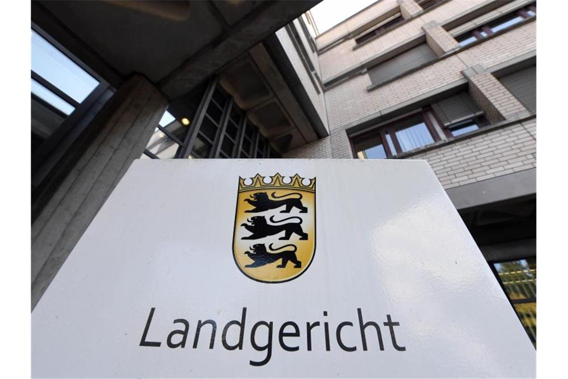 Ex-Freundin erwürgt? Mordanklage gegen 24-Jährigen Ein Hinweisschild vor dem Landgericht Baden-Baden und dem Landeswappen von Baden-Württemberg. Foto: Uli Deck/dpa