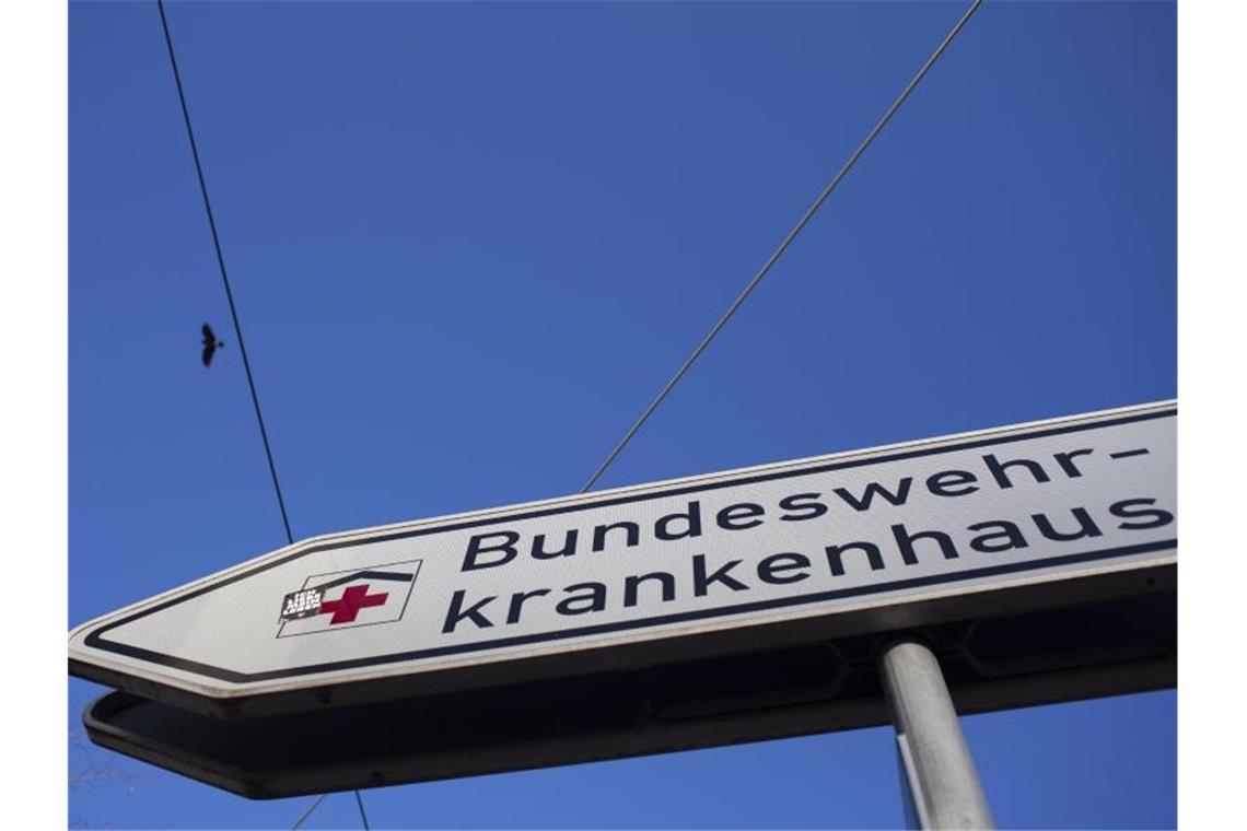 Bundeswehrkrankenhaus bereit sich auf Corona-Patienten vor Ein Hinweisschild zeigt den Weg zu einem Bundeswehrkrankenhaus. Foto: Hans-Thomas Frisch/dpa