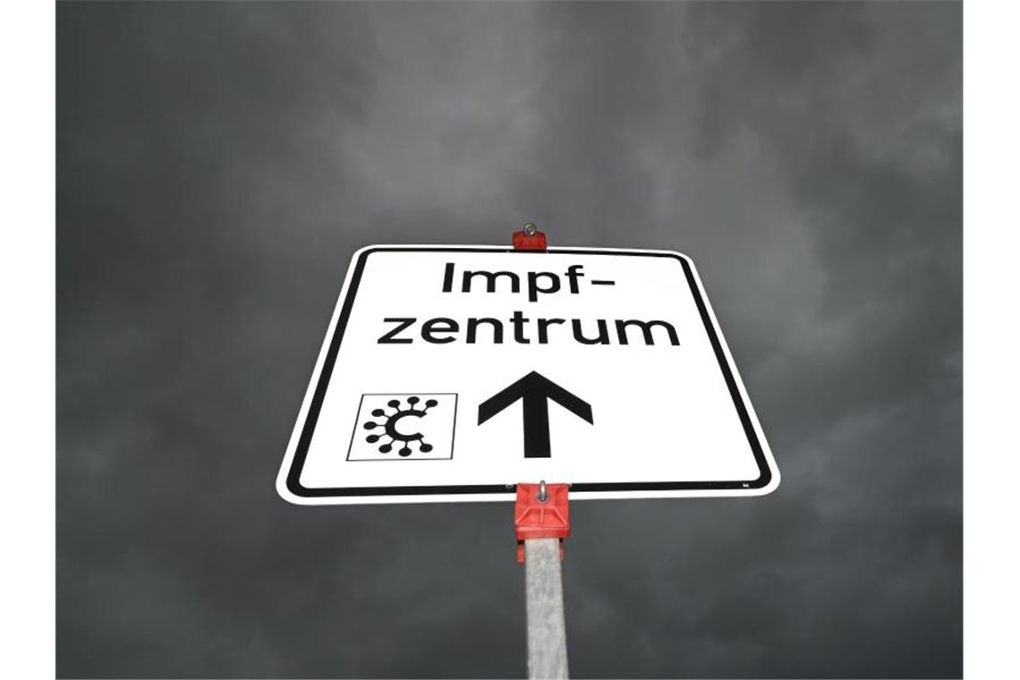 Ein Hinweisschild zeigt die Richtung zu einem Impfzentrum. Foto: Arne Dedert/dpa/Illustration