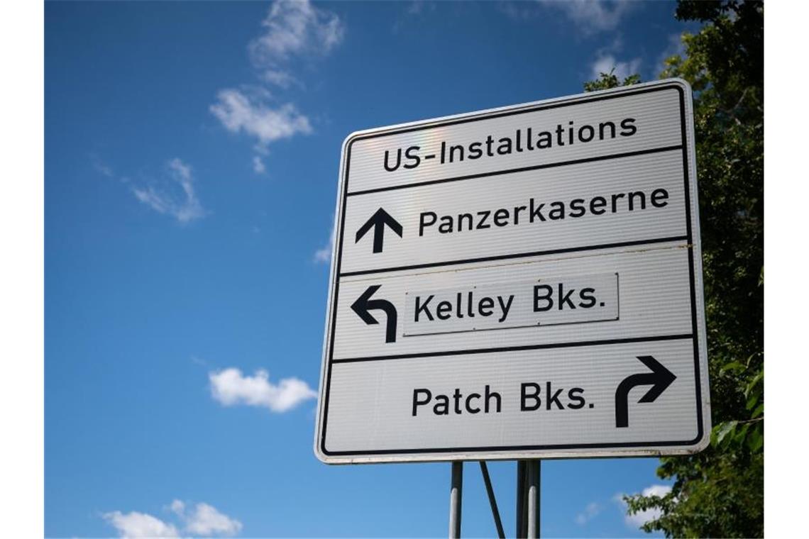 Ein Hinweisschild zu mehreren US-Stützpunkten im Großraum Stuttgart. Foto: Sebastian Gollnow/dpa