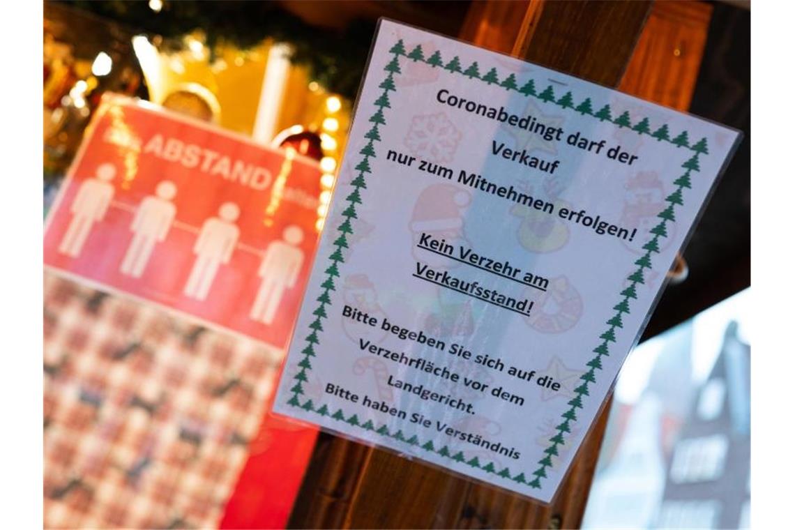 Ein Hinweisschild zum Verzehr von Speisen und Getränken in. Die Stadt schließt sich der härteren Gangart gegen die Corona-Pandemie an und lässt die Weihnachtsinseln zum Wochenende abbauen. Foto: Philipp Schulze/dpa