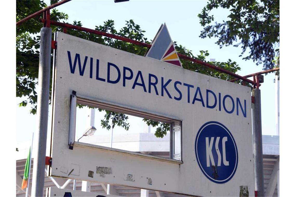 KSC wendet Insolvenz ab: Keine Gespräche mit Schäfer Ein Hinweisschild zum Wildparkstadion. Foto: Uli Deck/dpa/Archivbild