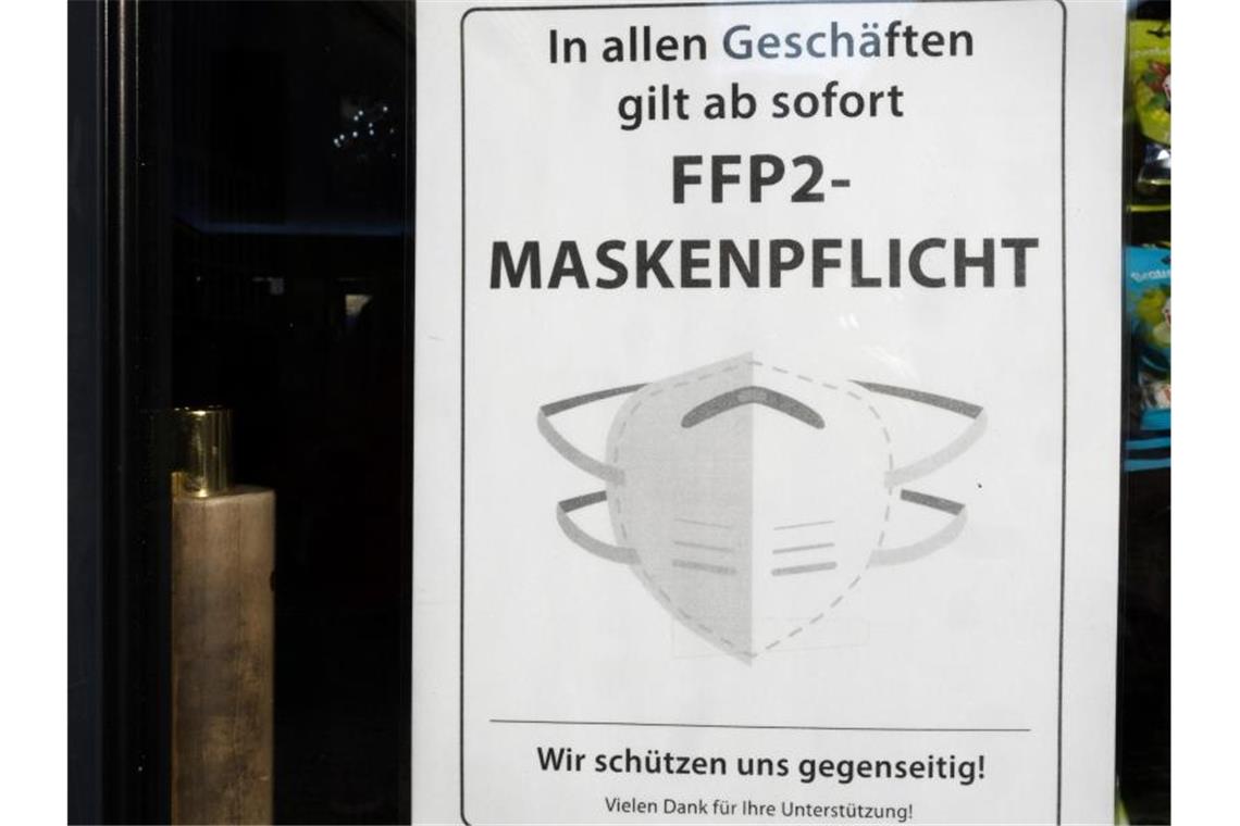 Strafbefehl gegen Arzt wegen falscher Maskenpflicht-Atteste Ein Hinweisschild zur FFP2 Maskenpflicht hängt am Eingang einer Apotheke. Foto: Bernd Weißbrod/dpa/Symbolbild