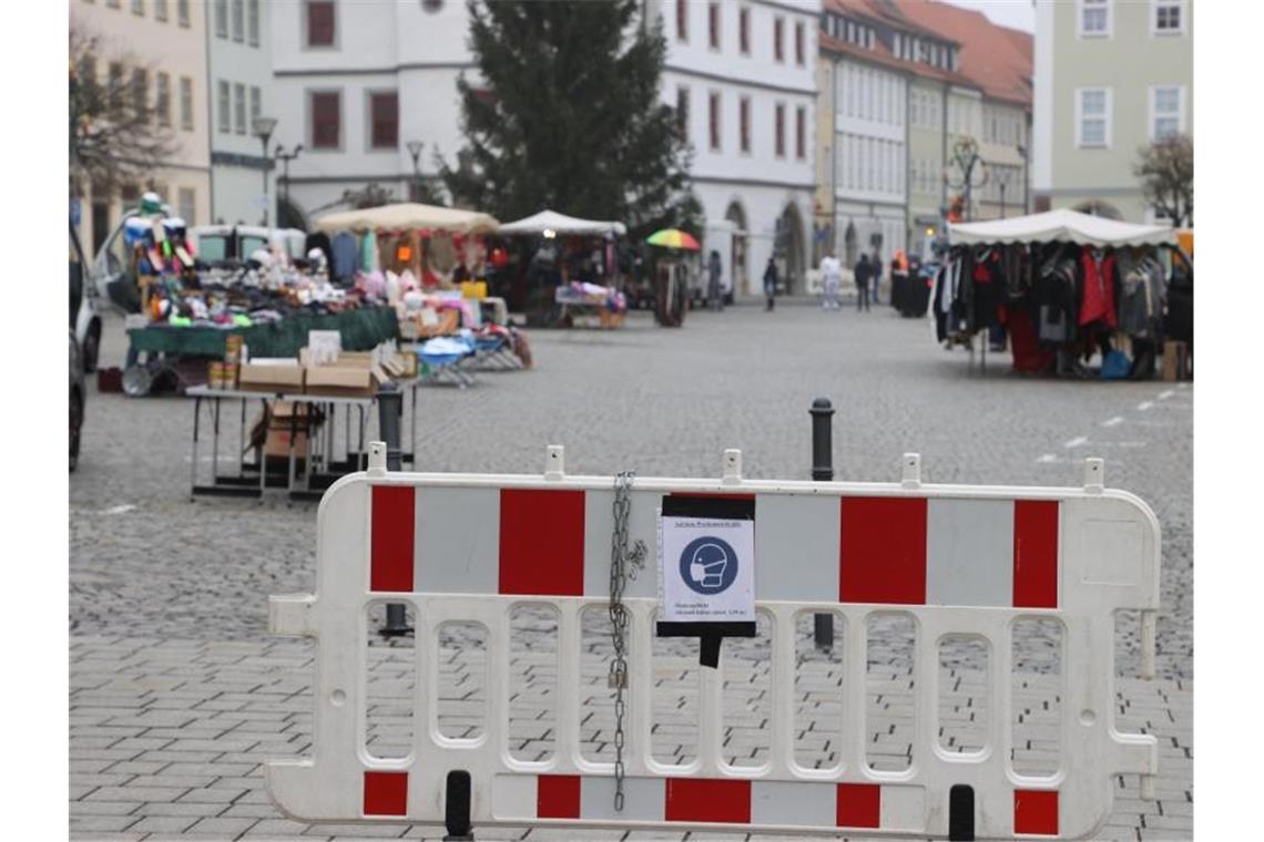 Ein Hinweisschild zur Maskenpflicht auf dem Marktplatz von Hildburghausen. Foto: Bodo Schackow/dpa-Zentralbild/dpa