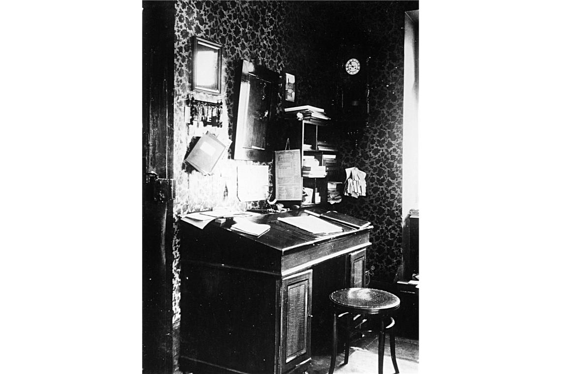 Das denkmalgeschützte Haus Marktstraße 42 in Backnang soll saniert werden Ein historisches Foto zeigt einen Einblick in den Verkaufsraum des Textilhändlers Wilhelm Kraus um 1914. Repro: Peter Wolf