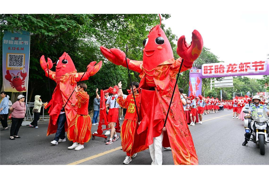Ein Hoch auf den Flusskrebs. In der chinesischen Stadt Xuyi, wo die Tiere millionenfach gezüchtet werden, wird das Krustentier gefeiert.