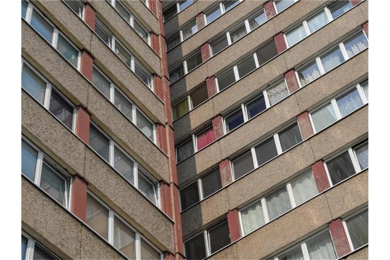 Ein Hochhaus in einem Plattenbaugebiet.Das Statistische Bundesamt gibt die Ergebnisse der Wohngeldstatistik bekannt. Foto: Patrick Pleul/dpa-Zentralbild/dpa