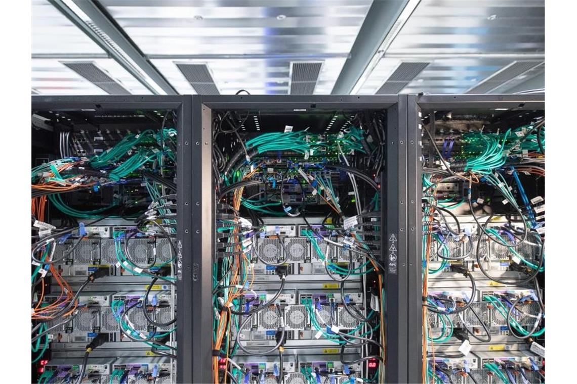 Park für künstliche Intelligenz soll in Heilbronn entstehen Ein Hochleistungscomputer steht in einem Höchstleistungsrechenzentrum. Foto: Sebastian Gollnow/dpa/archivbild