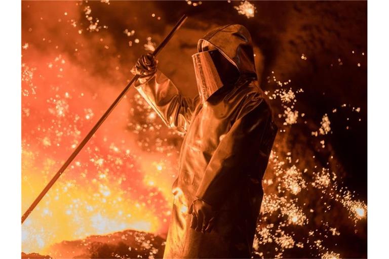 Ein Hochöfner arbeitet am Hochofen 2 im Werk Schwelgern von Thyssenkrupp. Hier wird Roheisen produziert. Foto: Rolf Vennenbernd/dpa