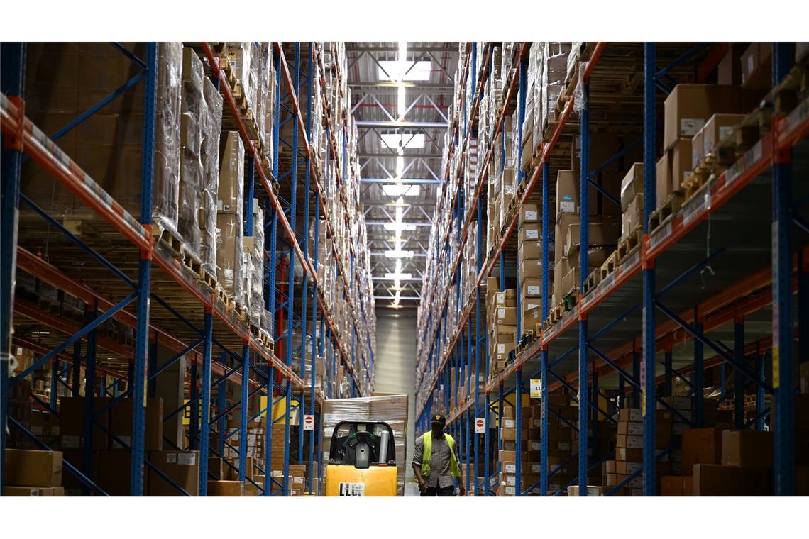 Ein Hochregallager von DHL mit Unmengen an Paketen, die an Einzelhändler in Deutschland geschickt werden. (Archivbild)