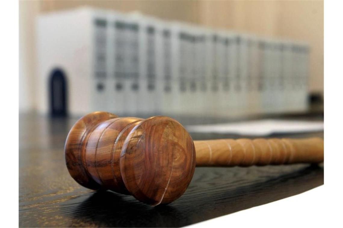 Erwürgter 59-Jähriger: Stieftochter und Ehefrau angeklagt Ein hölzerner Hammer liegt auf der Richterbank in einem Verhandlungssaal des Landgerichts. Foto: Uli Deck/Archiv