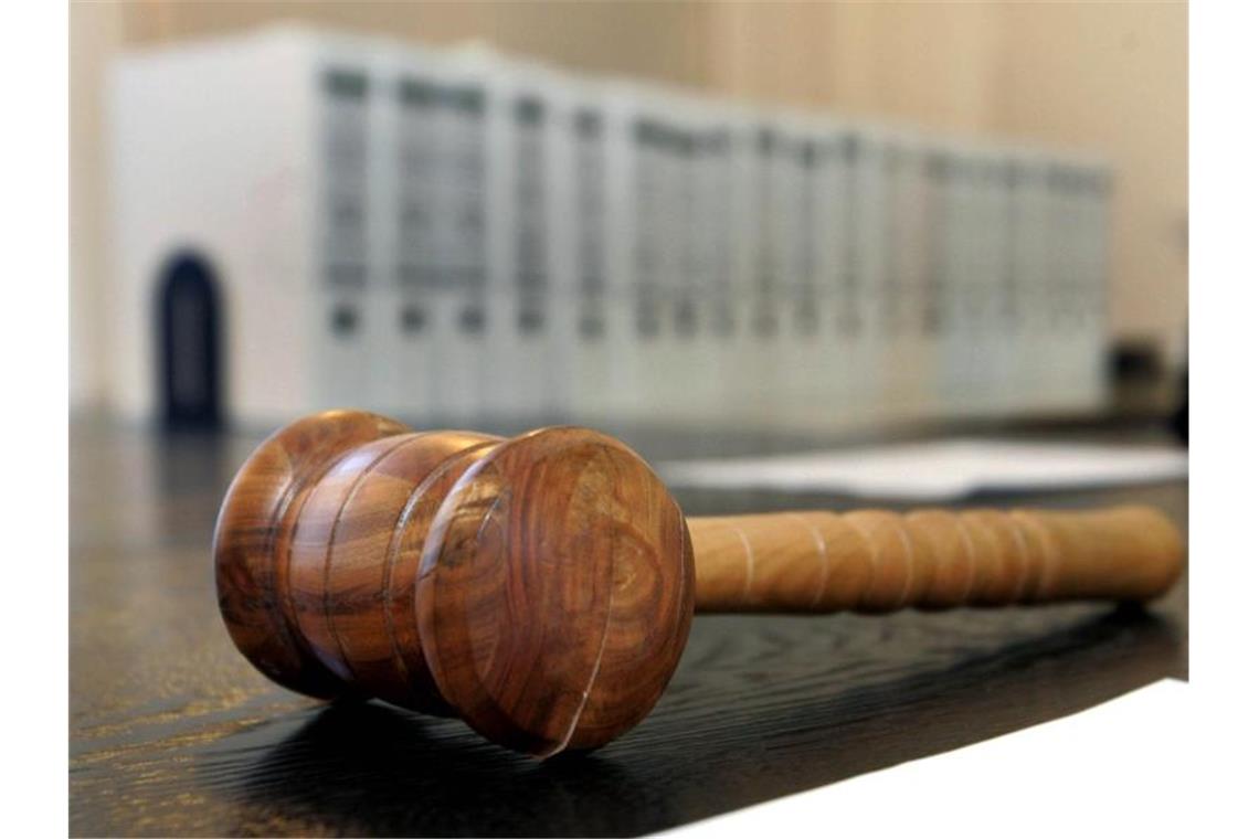Mann wegen Kinderpornografie zu Haftstrafe verurteilt Ein hölzerner Hammer liegt auf der Richterbank in einem Verhandlungssaal. Foto: Uli Deck/dpa/Archivbild