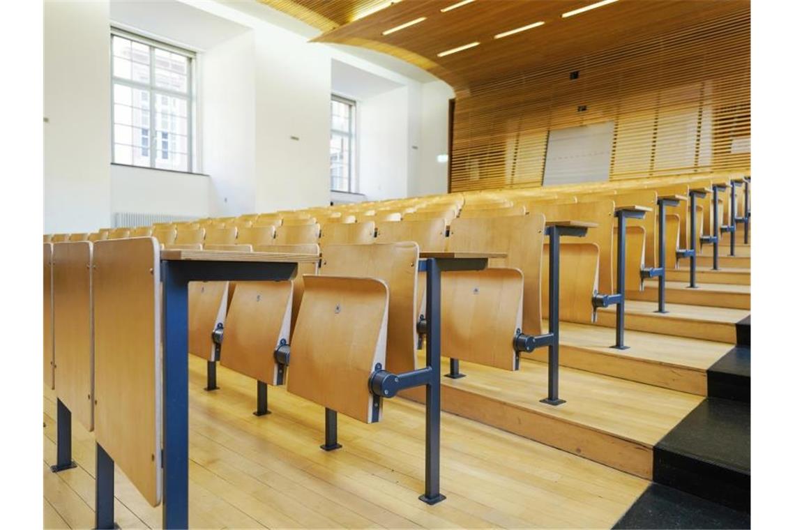 Höhere Gebühren für ausländische Studierende empfohlen Ein Hörsaal ist zu sehen. Foto: Uwe Anspach/dpa/Archivbild