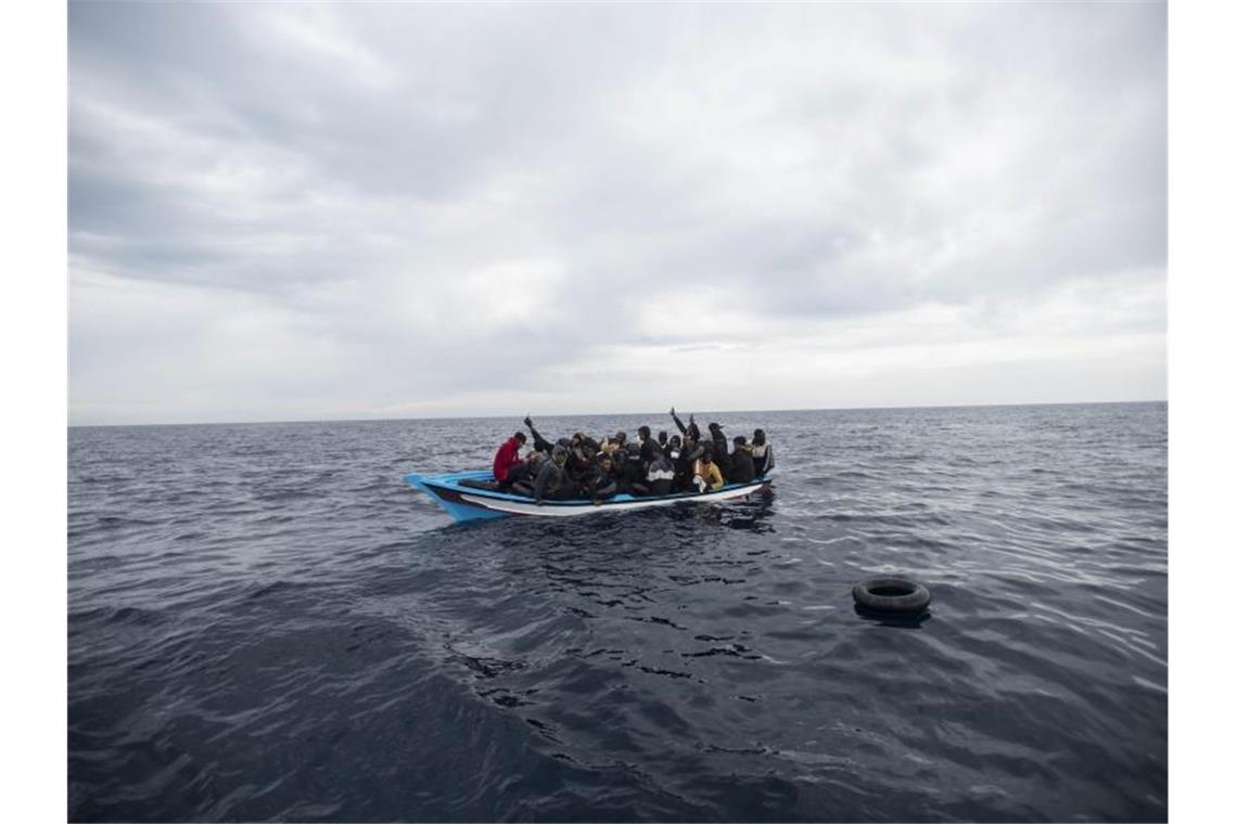 Ärzte ohne Grenzen retten erneut Menschen aus Seenot Ein Holzboot mit 28 Flüchtlingen aus Afrika und dem Maghreb wird von der Nichtregierungsorganisation Open Arms vor der libyschen Küste im Mittelmeer gerettet (Symbolbild). Foto: Andoni Lubaki/AP/dpa