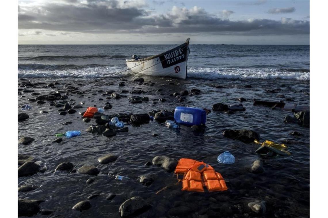 Seehofers Scheitern? Kaum Fortschritt bei EU-Asylreform Ein Holzboot, mit dem Flüchtlinge aus Marokko über den Atlantischen Ozean gefahren sind, liegt an der Küste der Kanarischen Inseln. Foto: Javier Bauluz/AP/dpa/Archivbild