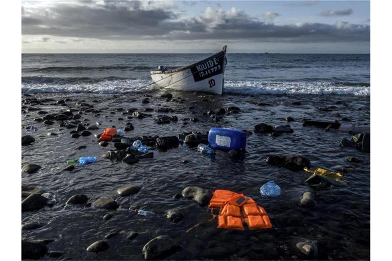 Ein Holzboot, mit dem Flüchtlinge aus Marokko über den Atlantischen Ozean gefahren sind, liegt an der Küste der Kanarischen Inseln. Foto: Javier Bauluz/AP/dpa/Archivbild
