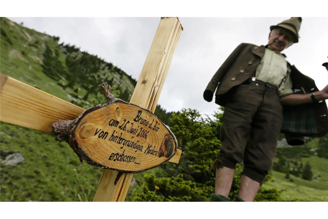 Ein Holzkreuz im Rotwandgebiet gibt die Schuld an Brunos Abschuss "Mördern". (Archivbild)