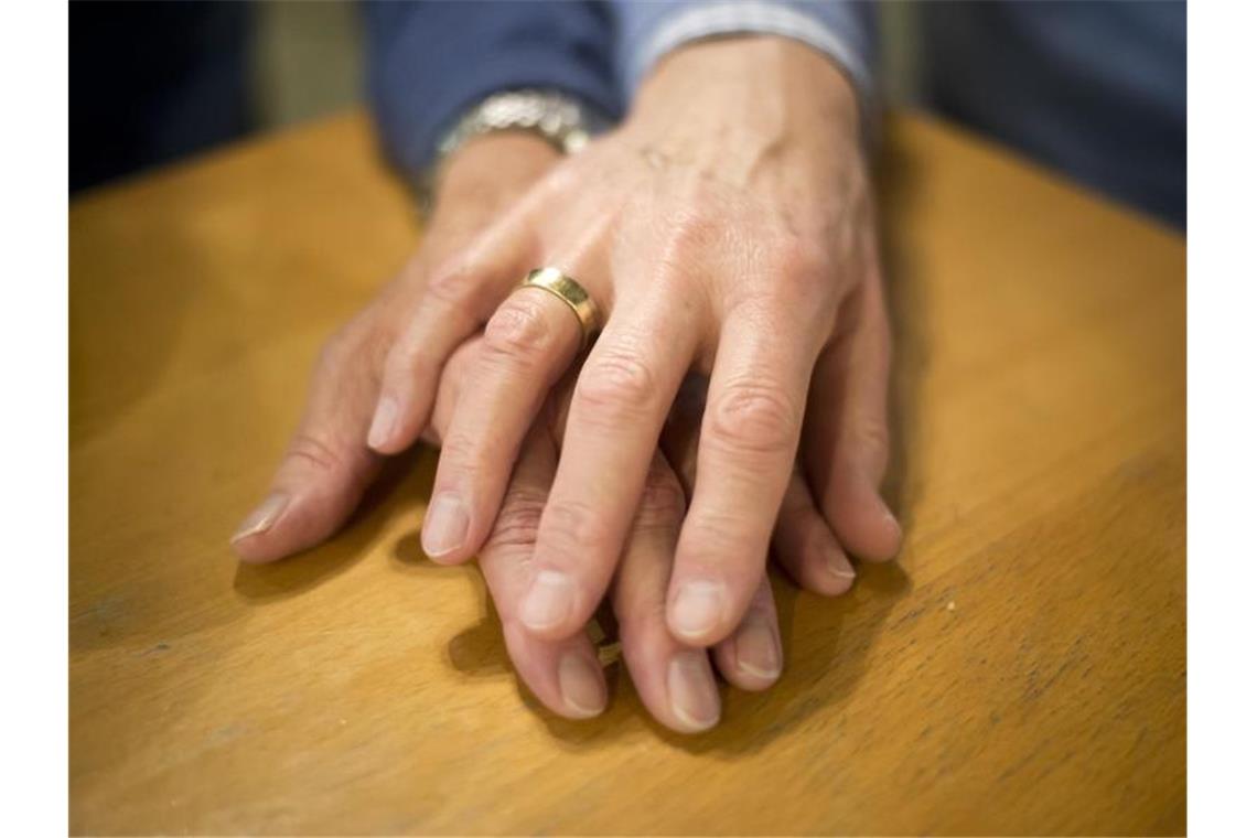 Segnung von homosexuellen Paaren als Protest gegen Rom Ein homosexuelles Paar in einem schwul-lesbischen Zentrum. Foto: Daniel Naupold/dpa/Illustration