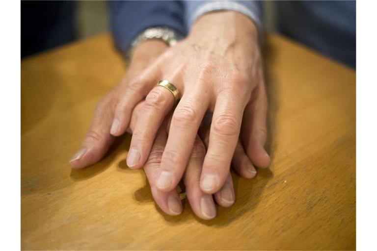 Ein homosexuelles Paar in einem schwul-lesbischen Zentrum. Foto: Daniel Naupold/dpa/Illustration