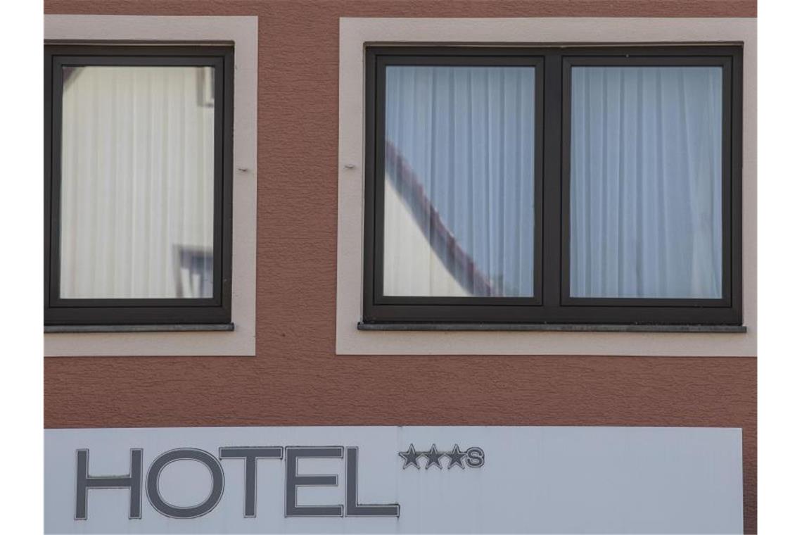Beherbergungsverbot: Karlsruher Eilantrag inhaltlich zu dünn Ein Hotel. Foto: Boris Roessler/dpa/Symbolbild