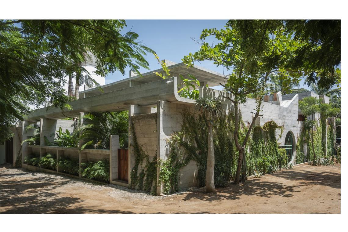 Extravagante Villen, die auch Gemüse produzieren Ein Hotel für Fans des Brutalismus ist die Casa To in La Punta Zicatela im Süden von Mexiko, gestaltet von Ludwig Godefroy Architecture &/ Surreal Estate. Grün erobert den Beton, im Haus herrscht eine Null-Plastik-Politik, selbstredend sind Solarpanele im Einsatz bei der Energiegewinnung,Abwasser wird aufbereitet und für die Bewässerung von Pflanzen verwendet.