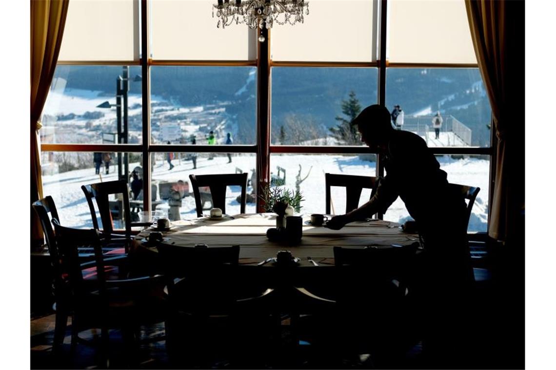 Dehoga will einheitlichen Öffnungsplan für Gastronomie Ein Hotelrestaurant am Fichtelberg in Sachsen. Foto: Sebastian Willnow/dpa-Zentralbild/dpa
