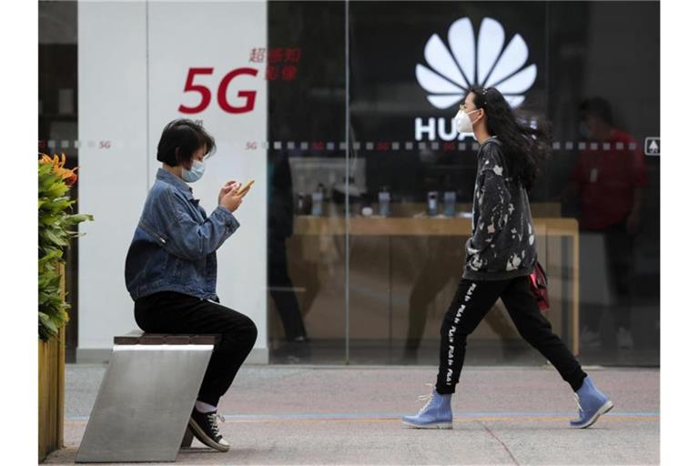 Ein Huawei-Laden in Peking: Dank des Heimatmarkts wuchs das Geschäft des chinesischen Tech-Riesen weiter. Foto: Andy Wong/AP/dpa