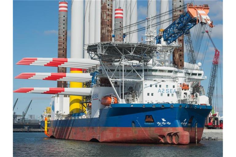 Ein Hubschiff verlässt beladen mit Bauteilen für einen Offshore-Windpark den Hafen Mukran auf Rügen. Verbände weisen daraufhin, dass deutsche Häfen nicht genügend für den Windenergieausbau gerüstet sind. Foto: Stefan Sauer/dpa-Zentralbild/dpa