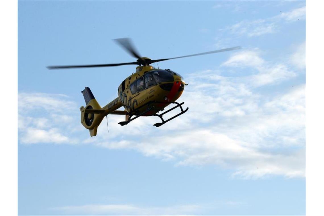 Ein Hubschrauber der ADAC Luftrettung fliegt über der Unfallstelle. Foto: Jan Woitas