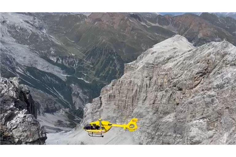 Ein Hubschrauber der Bergrettung fliegt über das Ortlergebirge (Archivbild).