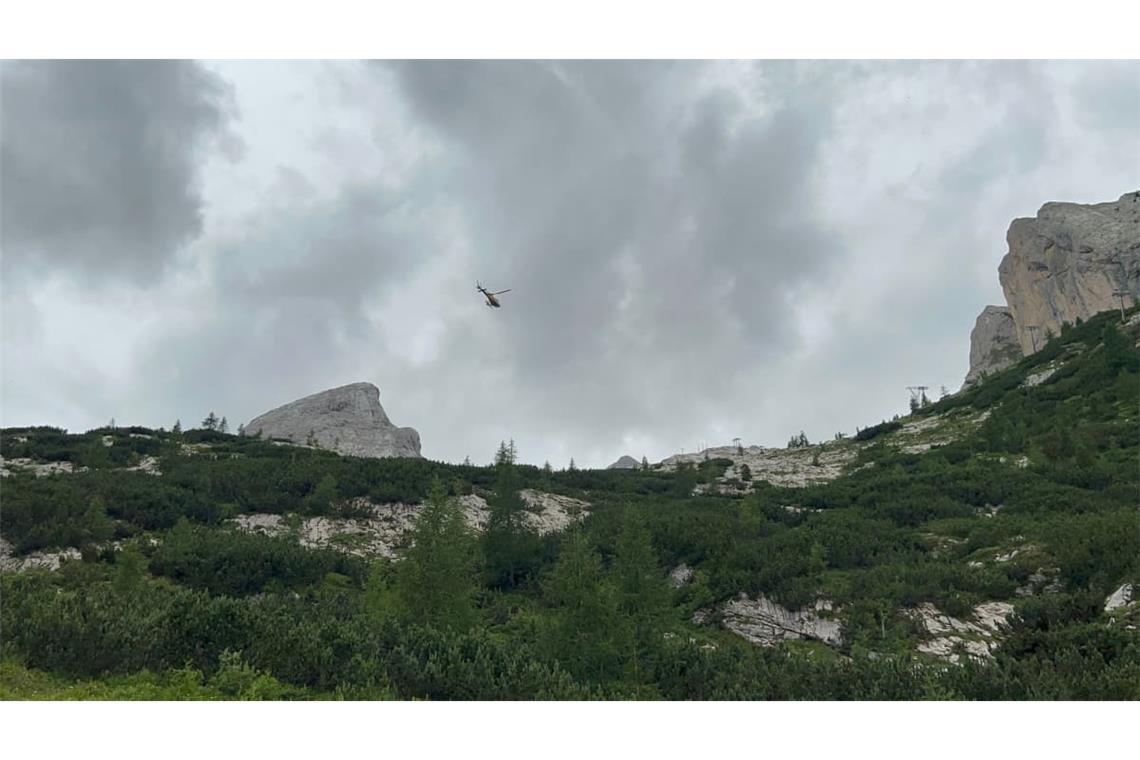 Ein Hubschrauber der Bergrettung fliegt über ein Gebiet in Südtirol. (Symbolfoto)