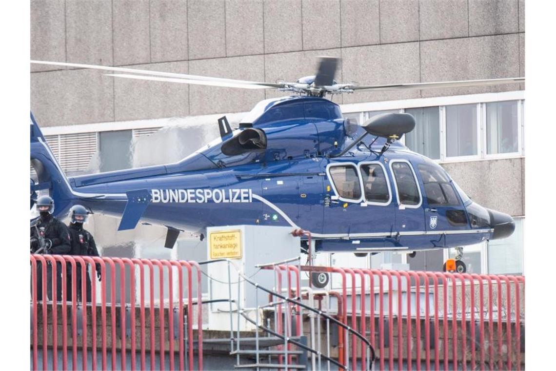 Ein Hubschrauber der Bundespolizei brachte das mutmaßlichen Mafia-Mitglied aus Montenegro zum Flughafen von Hannover. Foto: Julian Stratenschulte/dpa
