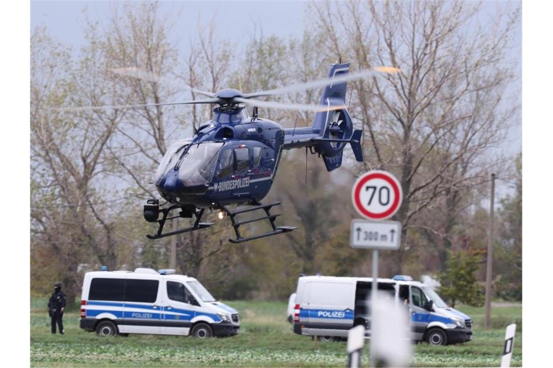 Ein Hubschrauber der Bundespolizei ist bei Wiedersdorf/Landsberg im Einsatz. Neben den Schüssen in Halle hat es auch Schüsse im rund 15 Kilometer entfernten Landsberg gegeben. Foto: Jan Woitas/dpa