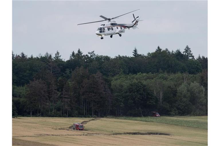 Ein Hubschrauber der Flugbereitschaft der Bundeswehr kreist über der Absturzstelle. Foto: Swen Pförtner