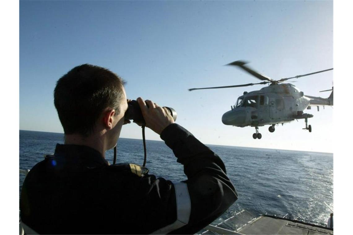 Ein Hubschrauber der französischen Marine hebt von der Fregatte „Tourville“ auf dem Roten Meer ab. Foto: Patrick Baz/AFP POOL/epa/dpa