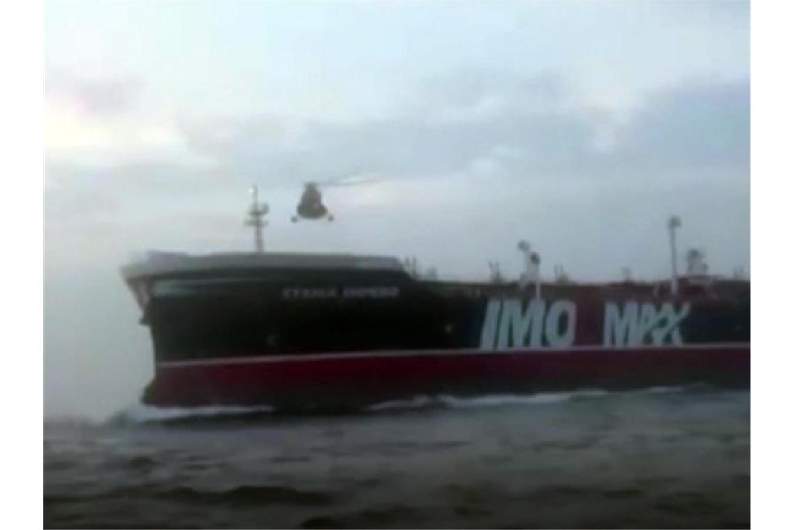 Großbritannien prüft Maßnahmen gegen den Iran Ein Hubschrauber der iranischen Revolutionsgarde steht über dem britischen Öltanker „Stena Impero“. Foto: Revolutionsgarde/Press Association Images