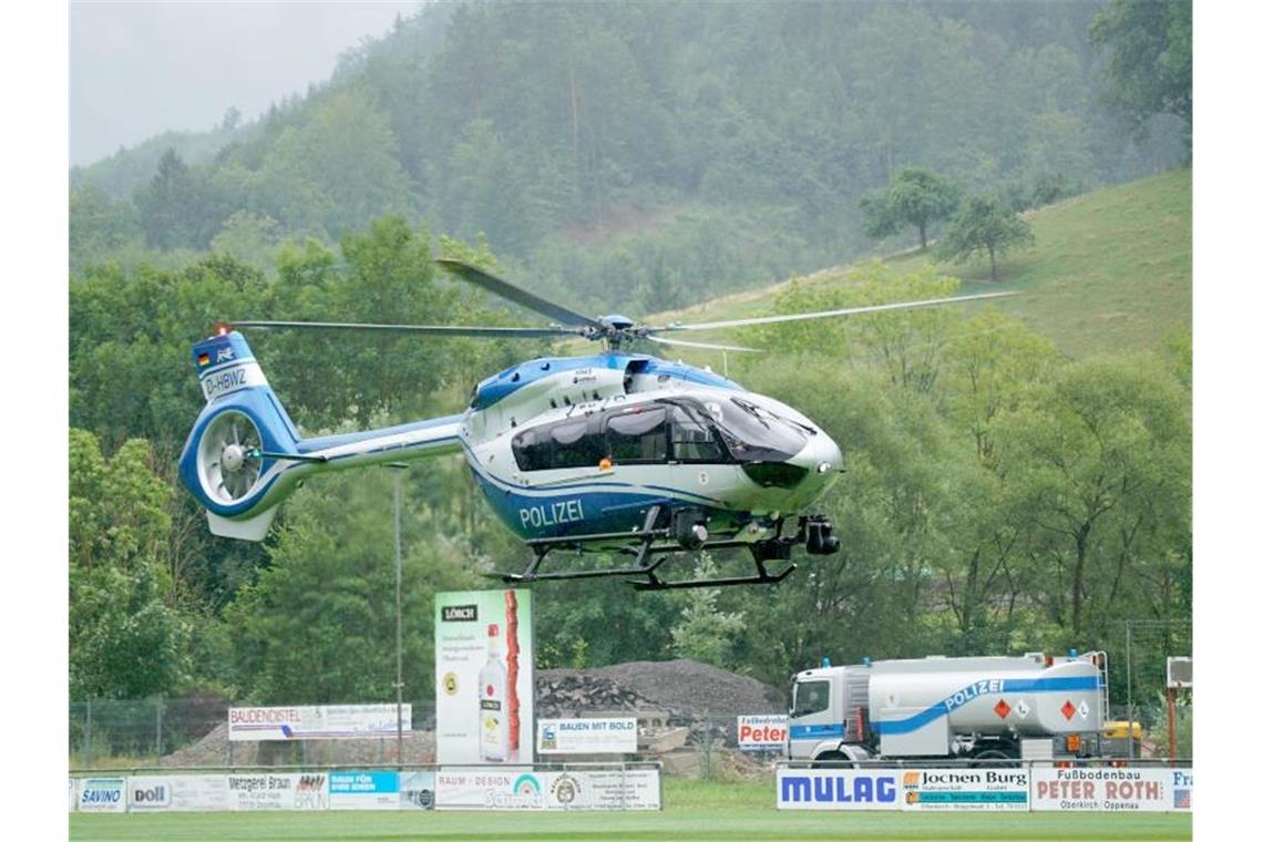 Bewaffneter von Oppenau ist gefasst Ein Hubschrauber der Polizei bricht zu einer Suchaktion auf. Von dem flüchtigen Bewaffneten aus Oppenau fehlt immer noch jede Spur. Foto: Benedikt Spether/dpa