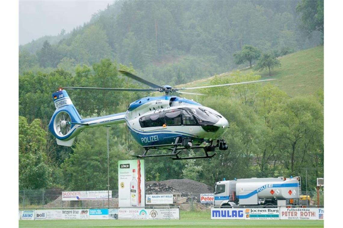 Ein Hubschrauber der Polizei bricht zu einer Suchaktion auf. Von dem flüchtigen Bewaffneten aus Oppenau fehlt immer noch jede Spur. Foto: Benedikt Spether/dpa