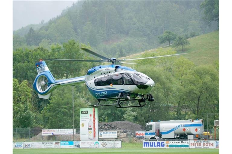 Ein Hubschrauber der Polizei bricht zu einer Suchaktion auf. Von dem flüchtigen Bewaffneten aus Oppenau fehlt immer noch jede Spur. Foto: Benedikt Spether/dpa